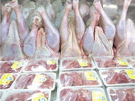 بازار مرغ و گوشت به زودی آرام می شود/ با گرانفروشان برخورد کنید