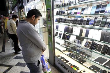 ​آذری جهرمی : بازگشت ۱۰۰ هزار گوشی توقیفی به بازار