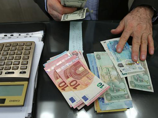 دلار در بازار غیررسمی تهران به ١٢ هزار و ۴٠٠ تومان رسید / سکه به کانال ۳ میلیون تومانی بازگشت