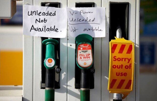 صف طولانی بنزین و سهمیه بندی سوخت در انگلیس