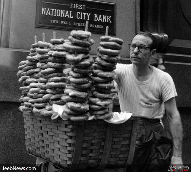 فروشنده خیابانی پرتزل در وال استریت/ 1956