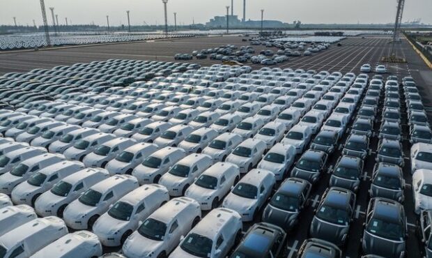 تلاش عجیب برخی نهادها برای توقف طرح فروش اقساطی خودروسازان