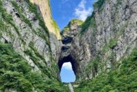 این کوه در چین، دروازه ای به بهشت دارد! / مرتفع‌ ترین دروازه طبیعی در جهان (عکس)