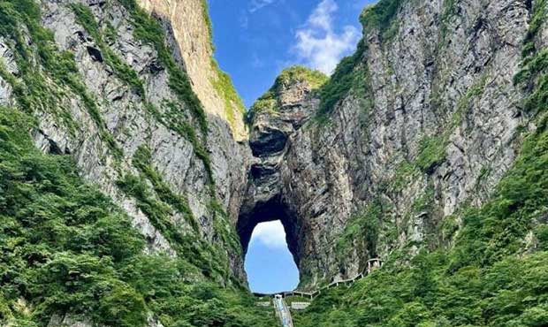 این کوه در چین، دروازه ای به بهشت دارد! / مرتفع‌ ترین دروازه طبیعی در جهان (عکس)