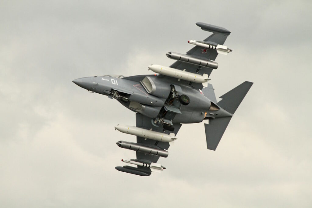 تحویل چند فروند جنگنده روسی یاک ۱۳۰ به ارتش ایران + ویدئو