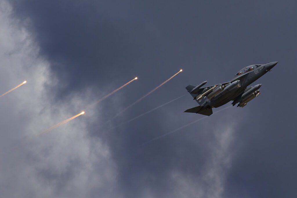 تحویل چند فروند جنگنده روسی یاک ۱۳۰ به ارتش ایران + ویدئو