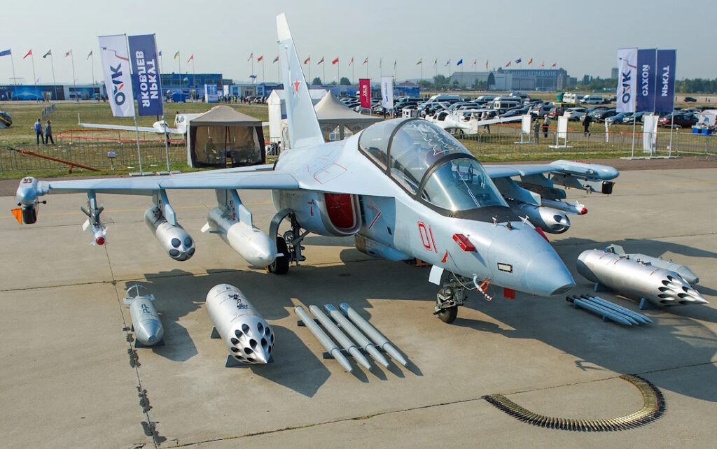 تحویل چند فروند جنگنده روسی یاک ۱۳۰ به ارتش ایران + ویدئو