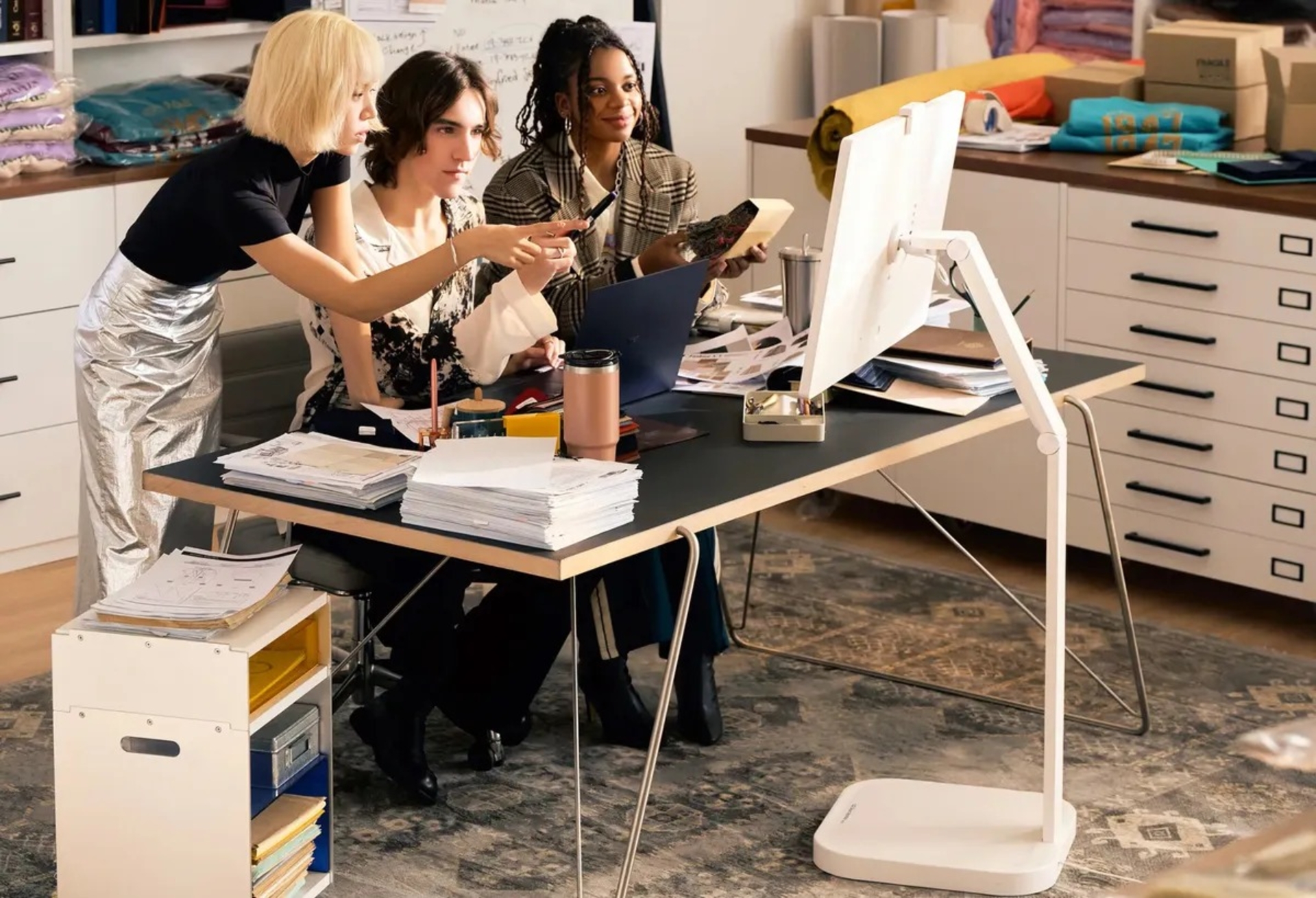 مانیتور Smart Monitor Swing ال‌جی رو‌به‌روی سه فرد جوان