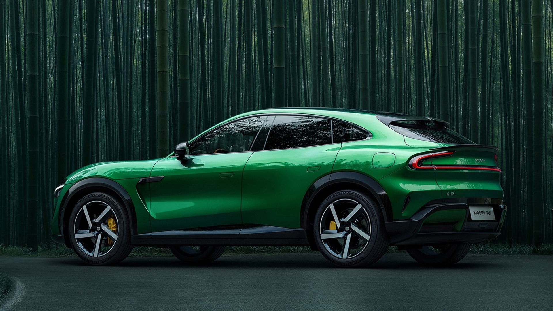 نمای سه‌چهارم عقب خودرو شیائومی YU7