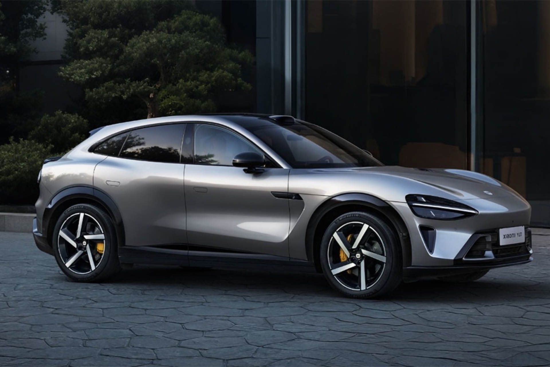 نمای سه‌چهارم جلو خودرو شیائومی YU7