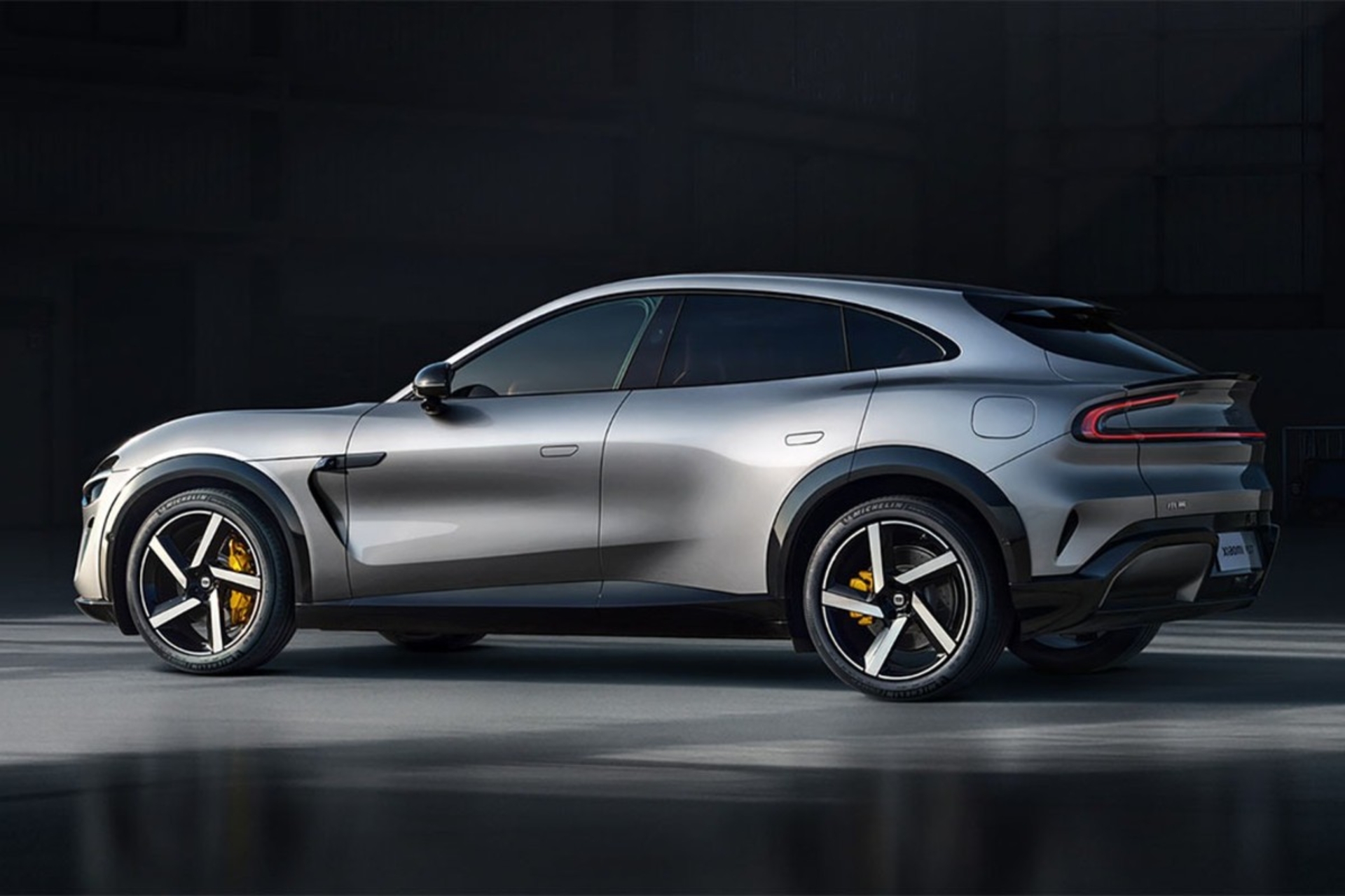 نمای سه‌چهارم عقب خودرو شیائومی YU7