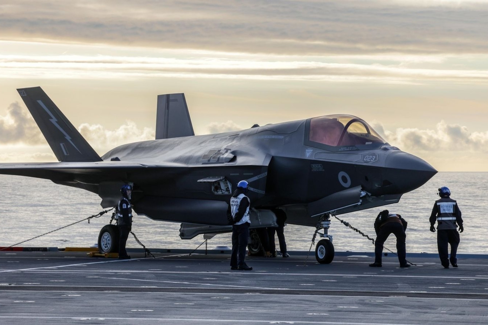 نمای جلو جنگنده‌ی F-35 روی ناو هواپیمابر