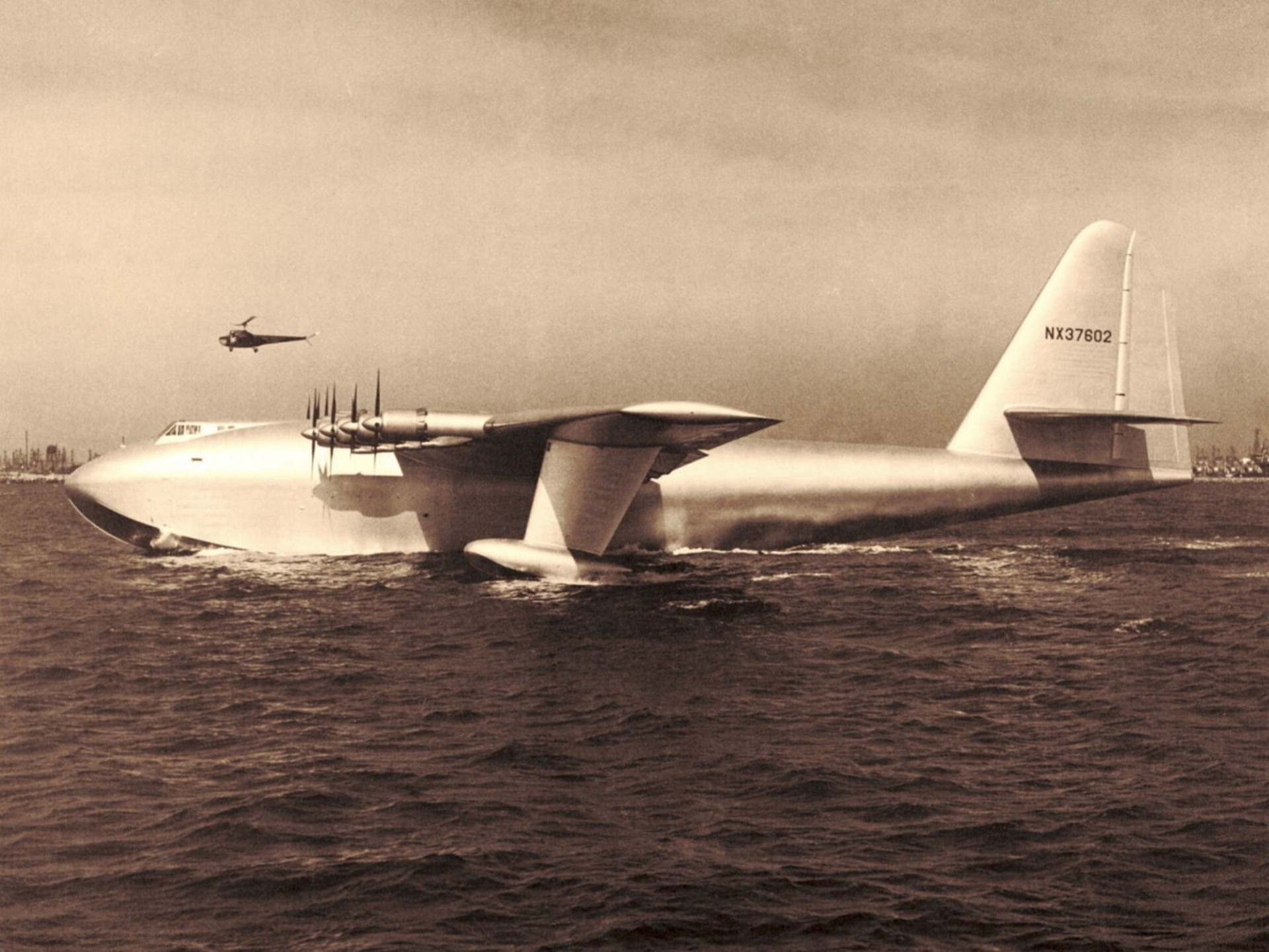 عکس قدیمی هواپیمای Hughes H-4 Hercules شناور در آب