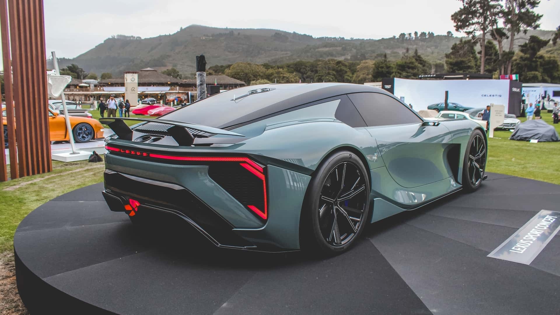 سه‌چهارم عقبی مدل مفهومی خودروی لکسوس