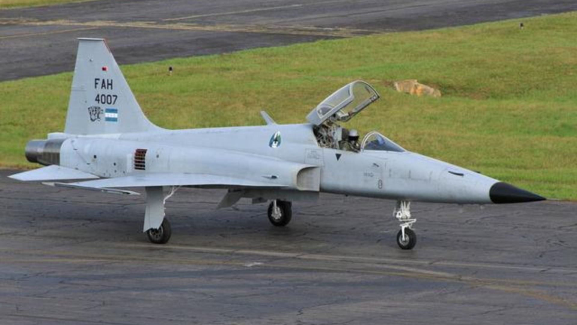 جنگنده‌ی F-5 در باند پرواز