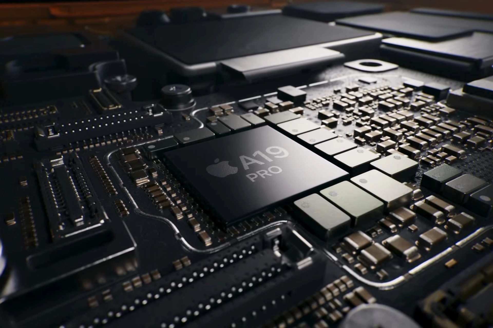 تراشه‌ی A19 از نمای نزدیک روی مادربرد