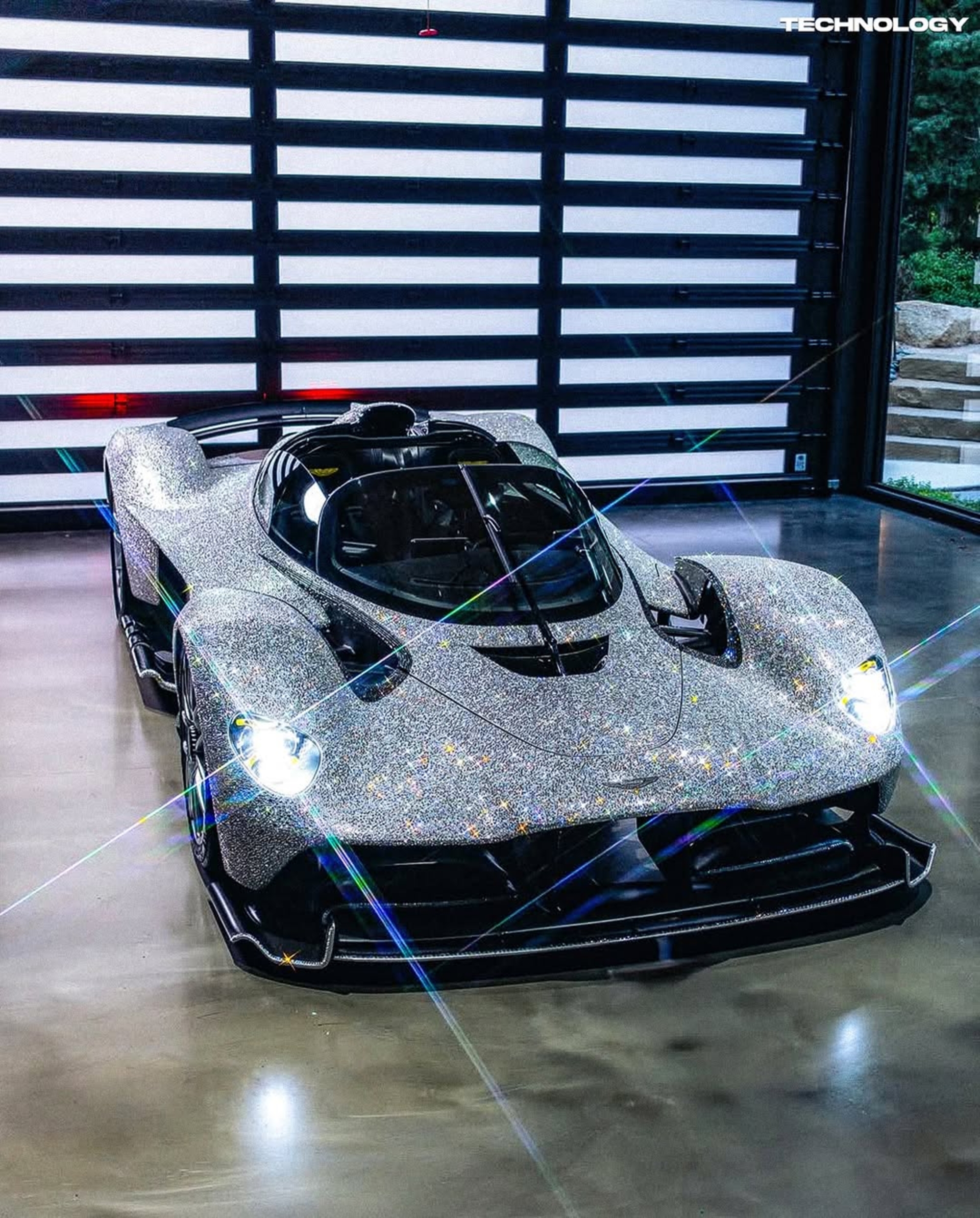 نمای جلو خودرو سفارشی استون مارتین والکری با کریستال