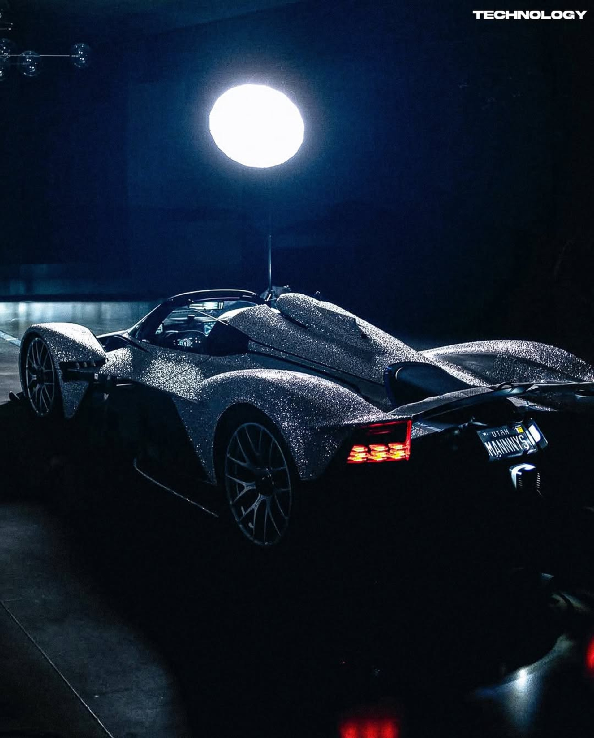 نمای عقب خودرو سفارشی استون مارتین والکری با کریستال