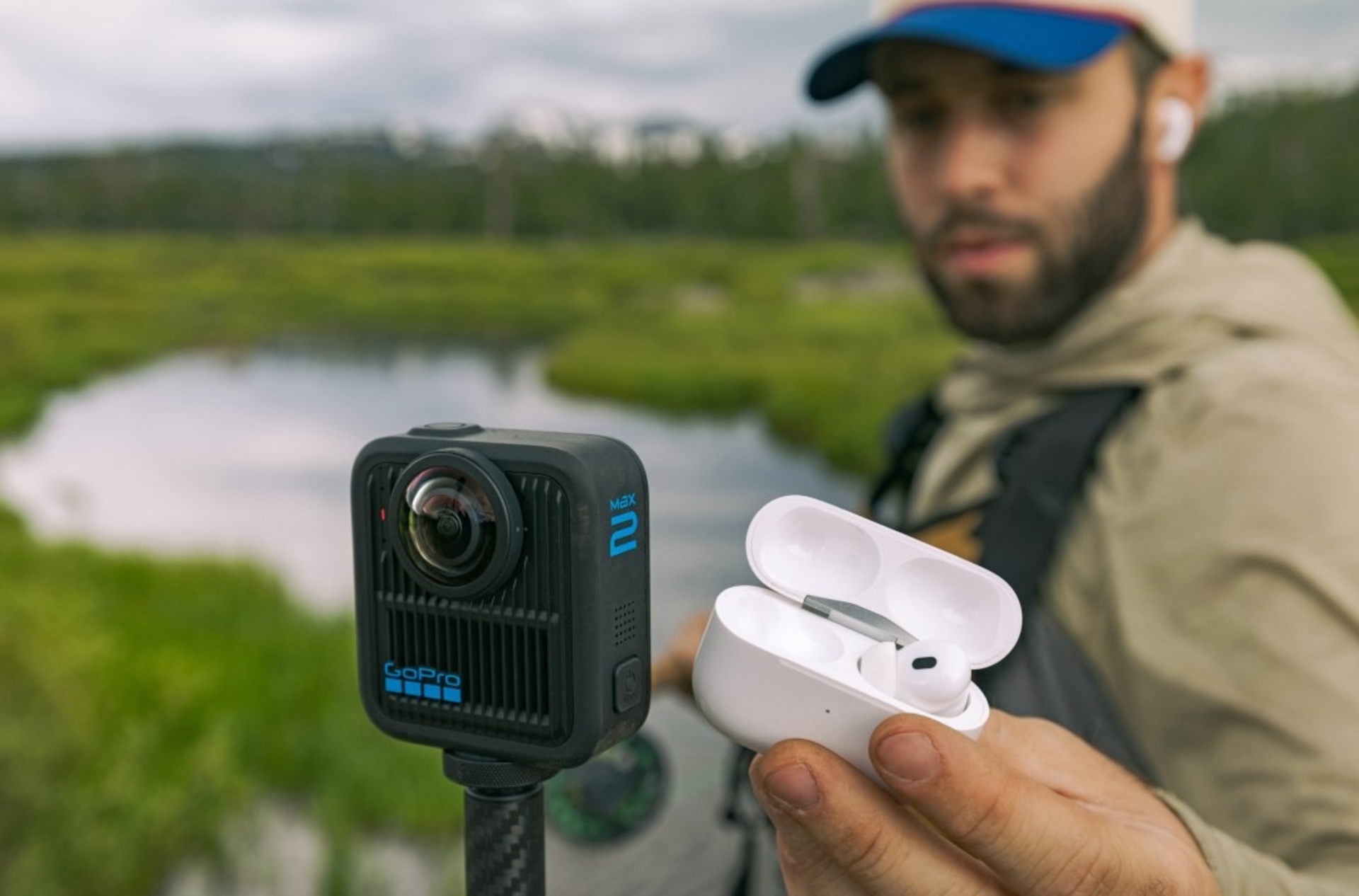 دوربین اکشن GoPro Max2 در دست یک کاربر