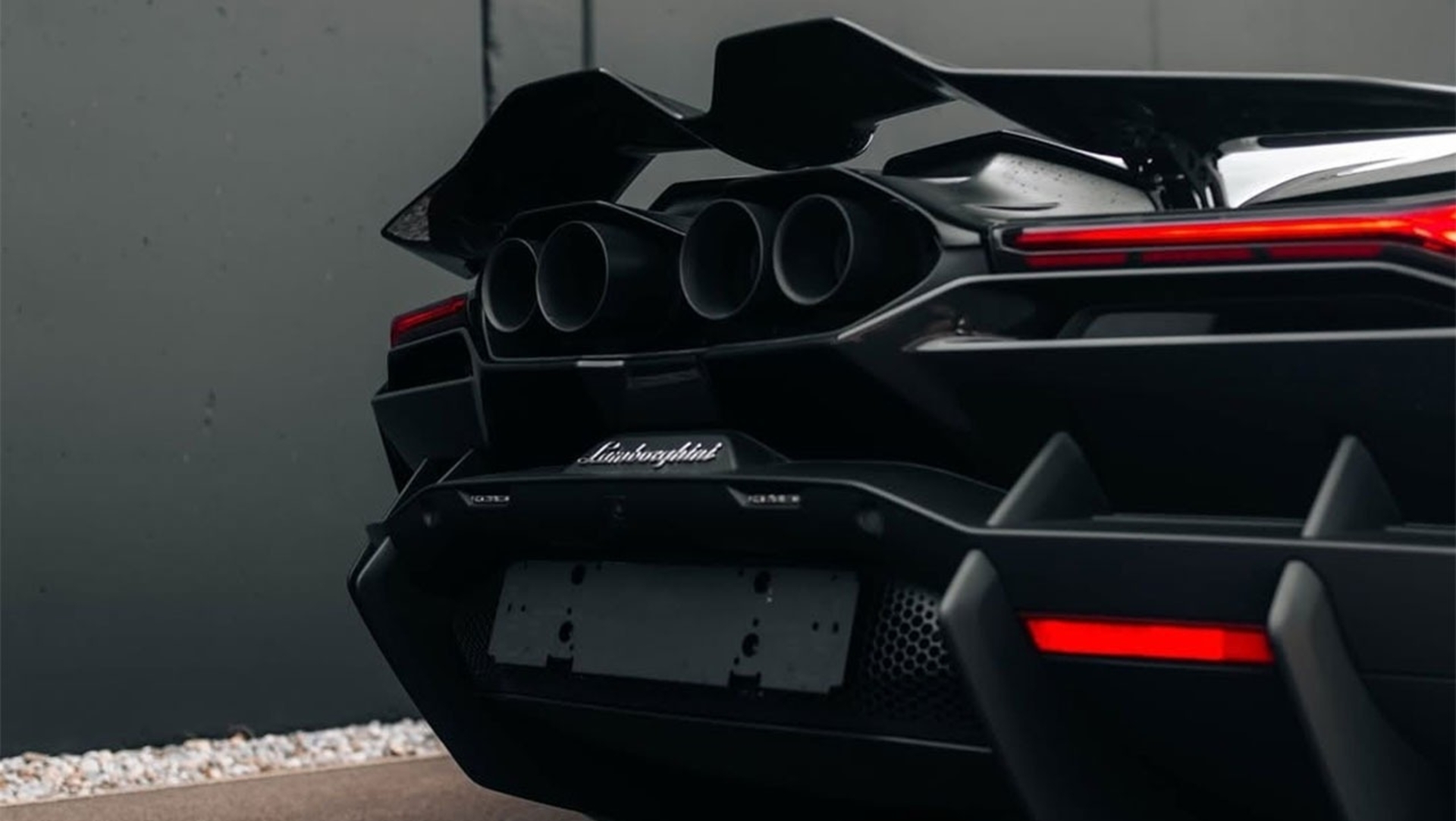 نمای عقب و اگزوزهای خودرو لامبورگینی روئلتو نوویتک