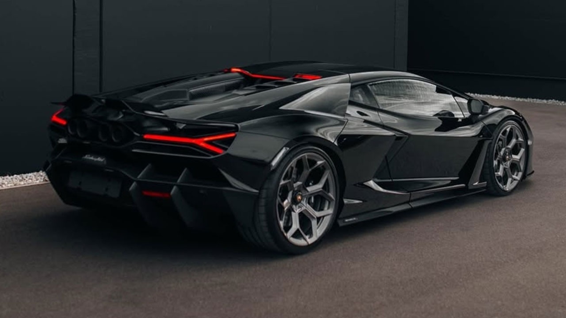 نمای سه‌چهارم عقب خودرو لامبورگینی روئلتو نوویتک