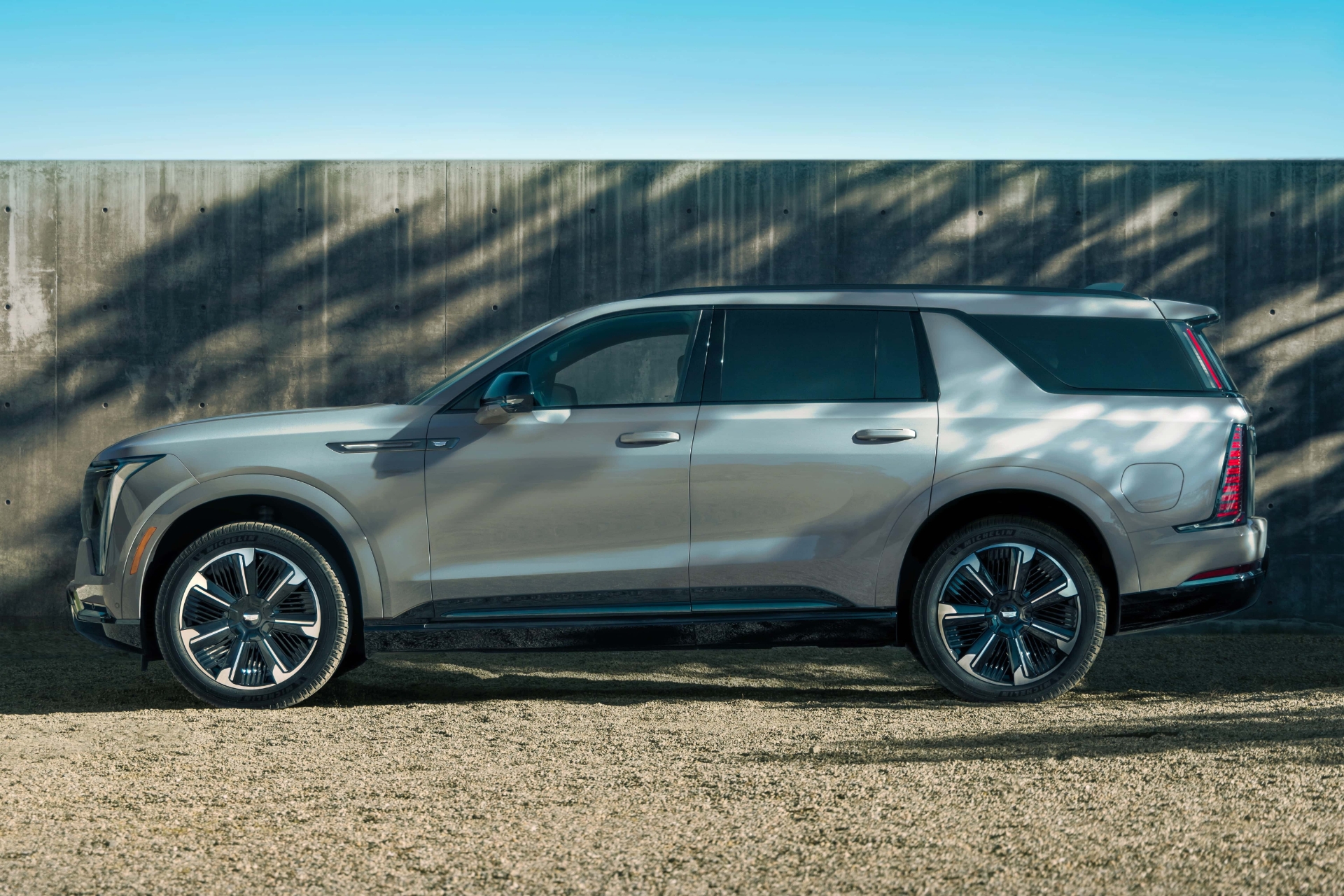 نمای جانبی خودرو کادیلاک اسکالید IQL