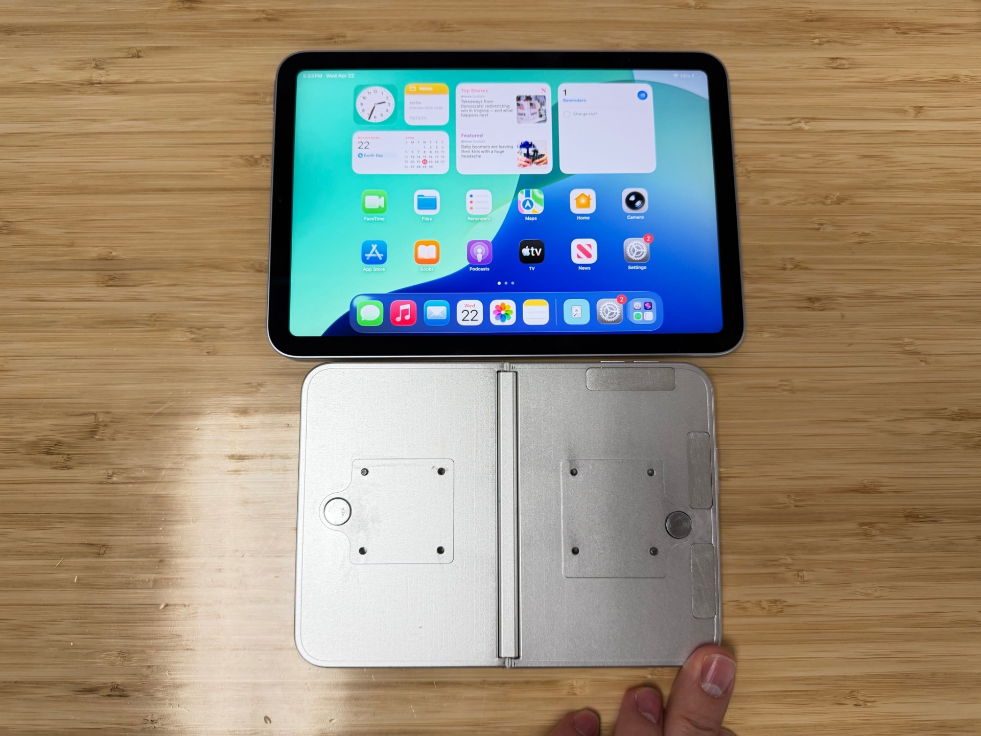 نمای جلو ماکت آیفون اولترا و آیپد مینی روی میز