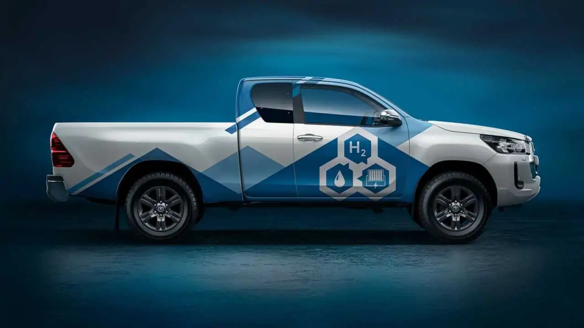 خودروی تویوتا هایلوکس (Toyota Hilux) با طرح گرافیکی هیدروژن و نمادهای انرژی