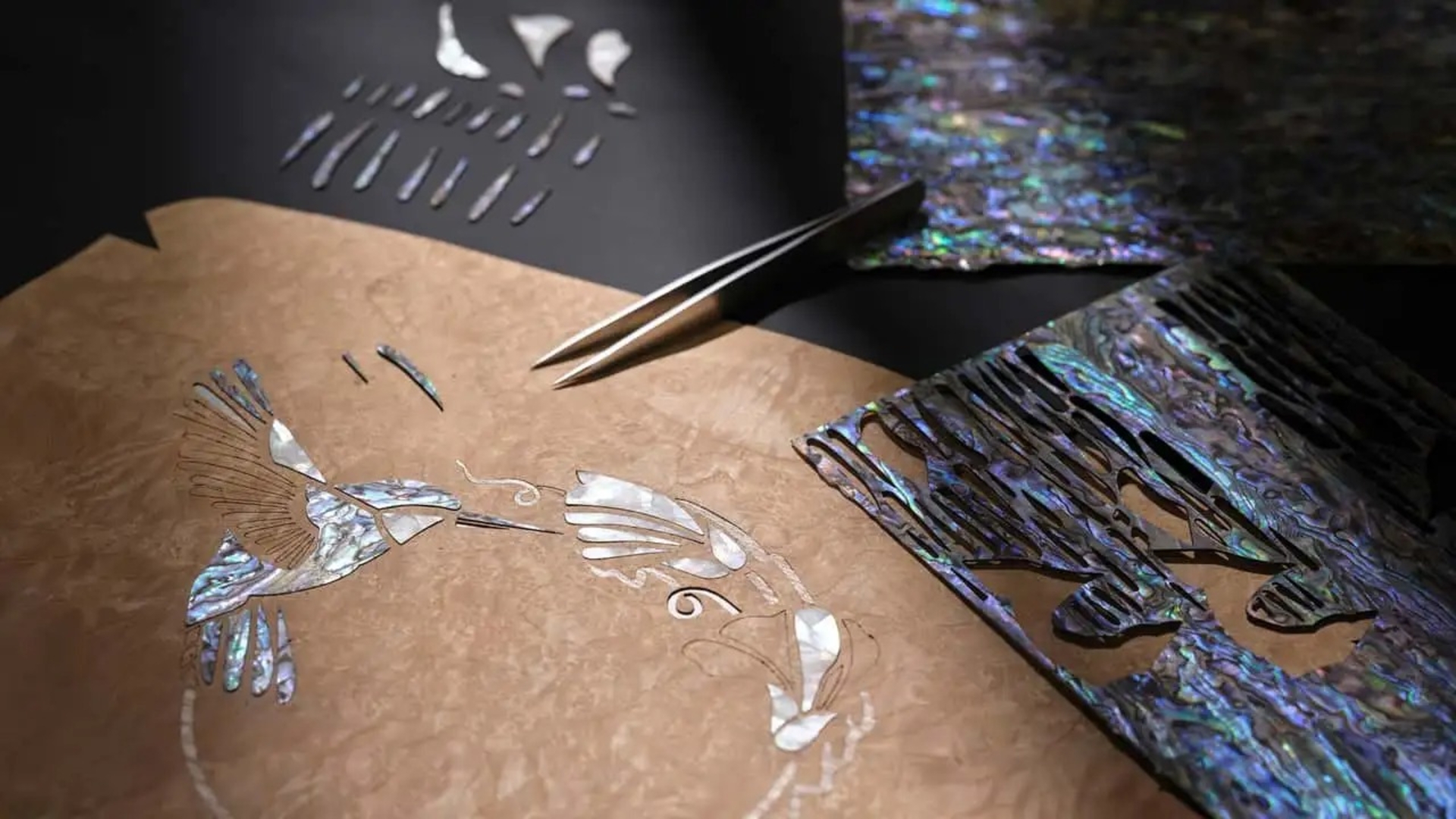 طرح پرنده با قطعات صدف (Mother of Pearl) روی سطح چوبی