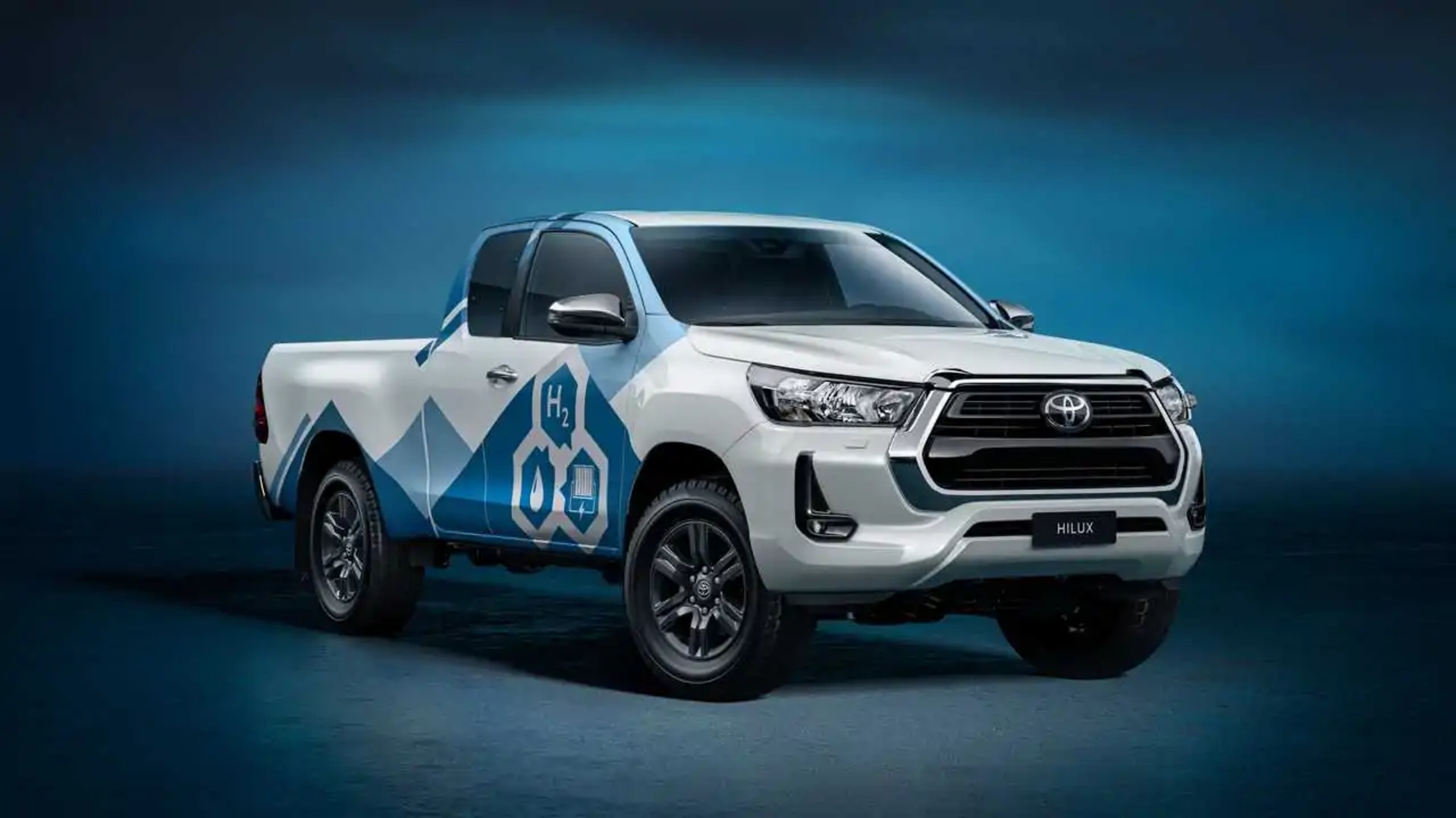 خودروی تویوتا هایلوکس (Toyota Hilux) با طرح گرافیکی هیدروژن و نماد H2