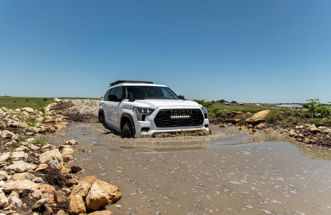 خودرو تویوتا سکویا (Toyota Sequoia) سفید در حال عبور از گل و لای