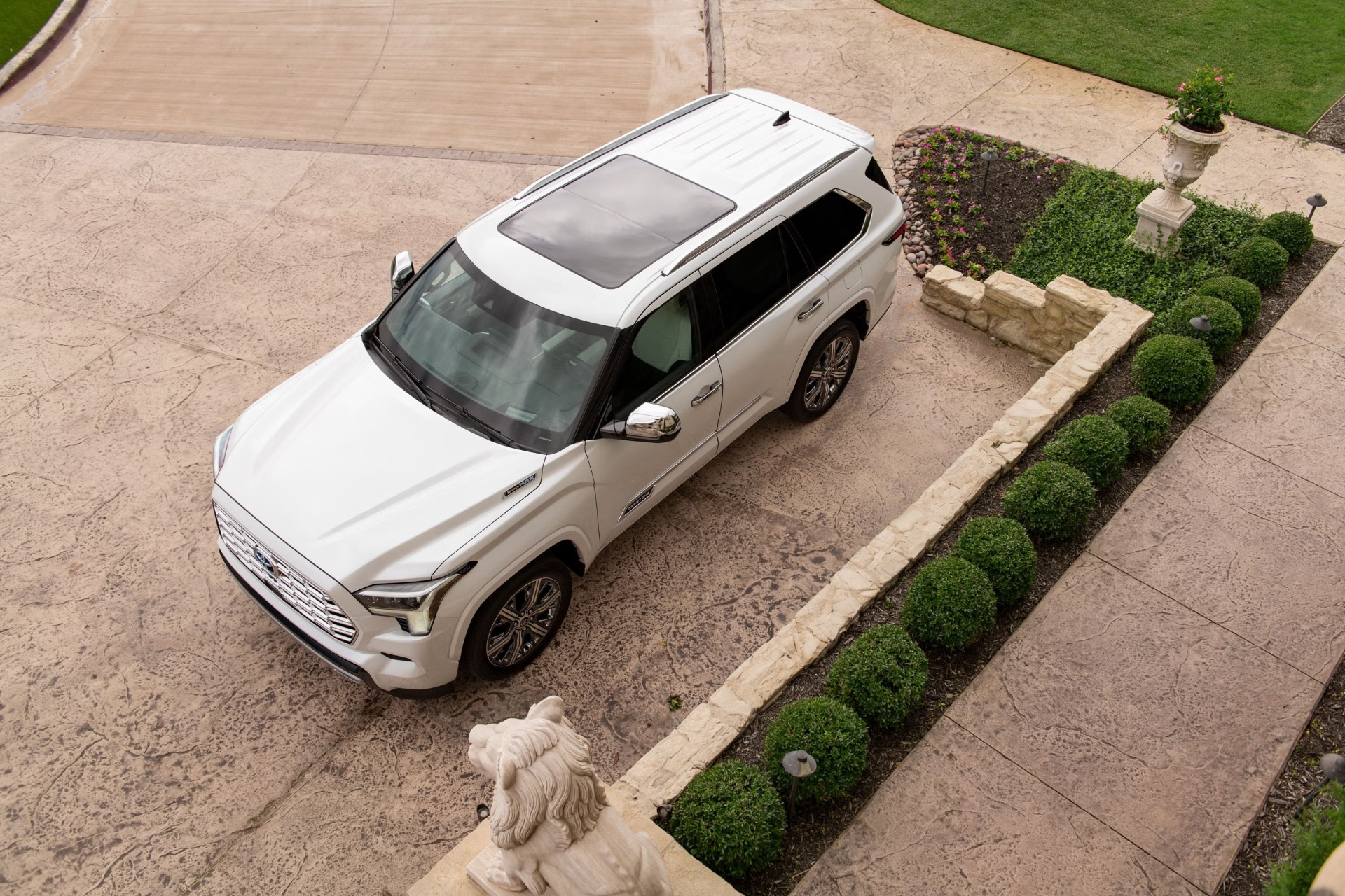 تویوتا سکویا (Toyota Sequoia) سفید رنگ در محوطه جلوی یک ساختمان