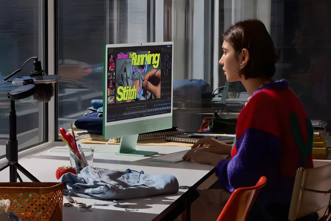 کامپیوتر آی‌مک (iMac) ۲۰۲۶ اپل با بدنه رنگ سبز در میز کار