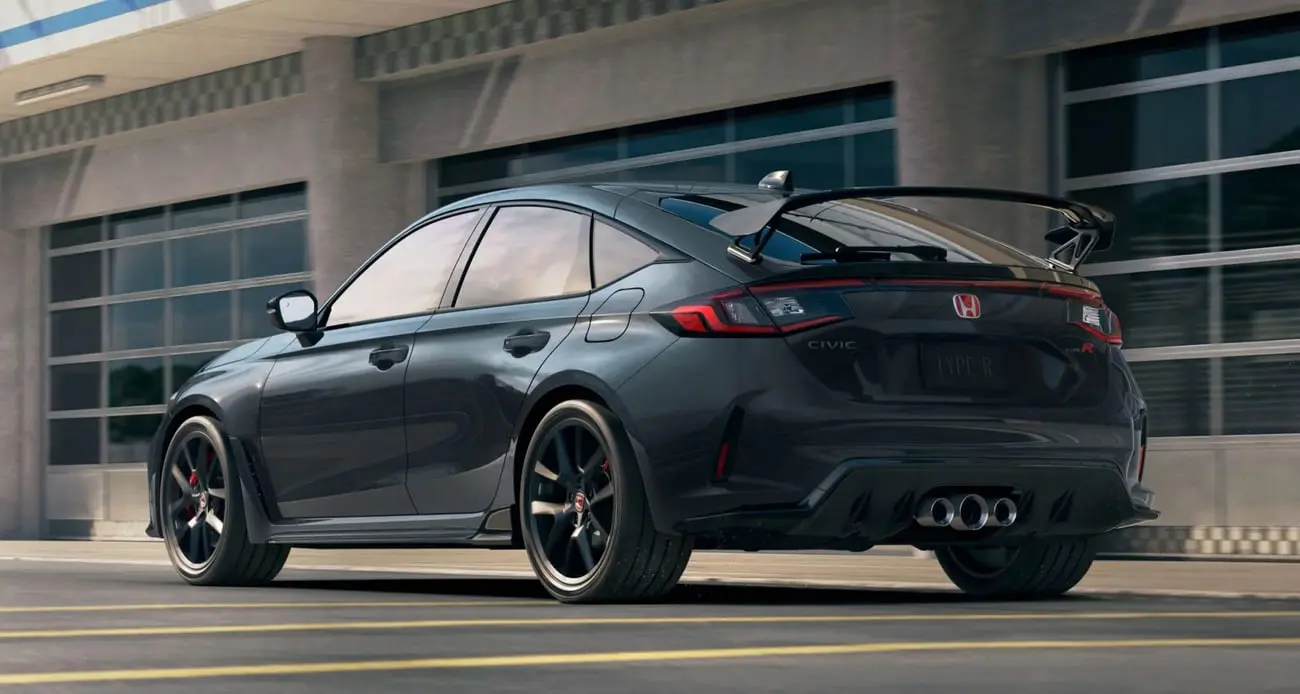 هوندا سیویک تایپ R (Honda Civic Type R) مدل ۲۰۲۷ با رنگ تیره در پیست
