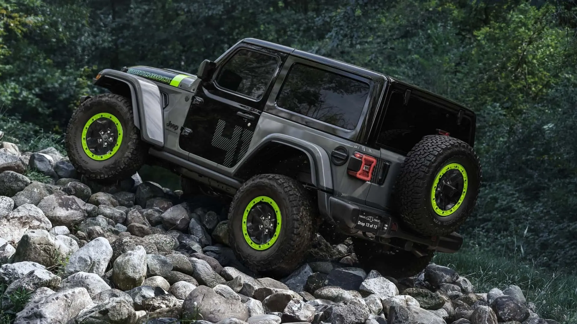 خودروی جیپ (Jeep) سویچ‌بک با رنگ دورنگ در حال حرکت روی صخره‌ها