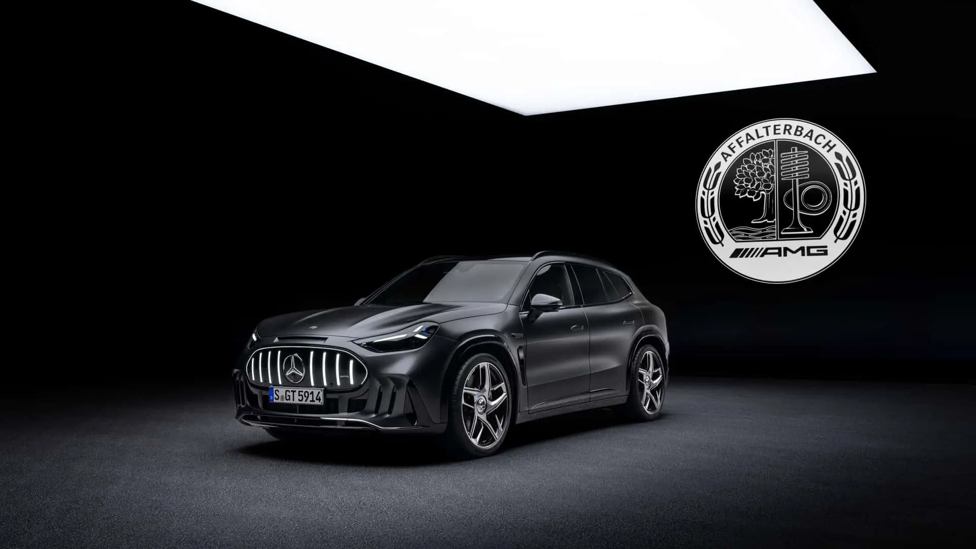 خودرو مرسدس بنز AMG (Mercedes-AMG) با رنگ مشکی در استودیو