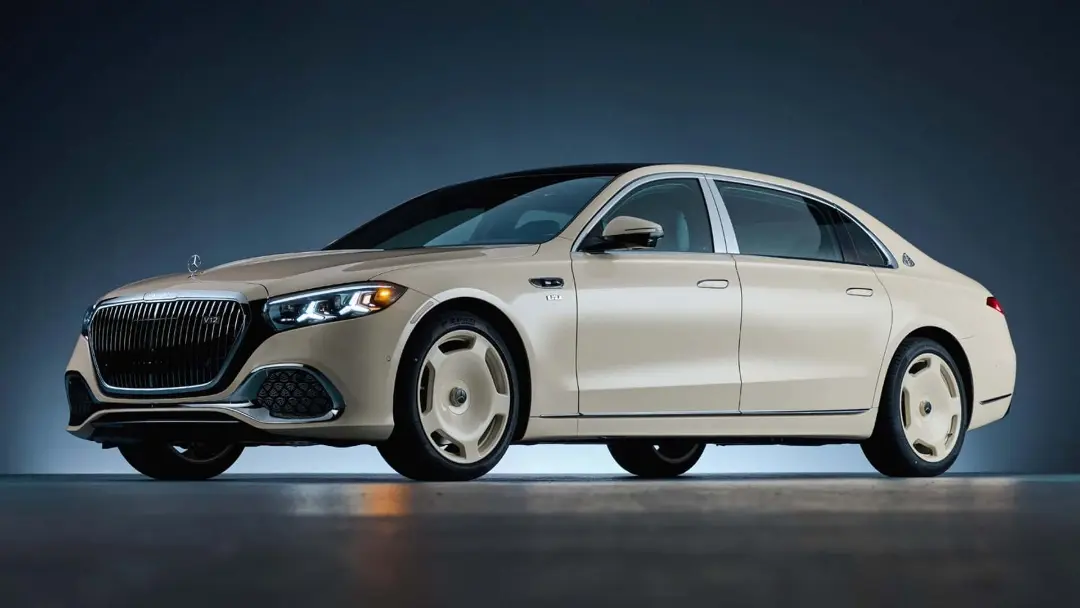 خودرو مرسدس میباخ (Mercedes-Maybach) با رنگ کرم و رینگ‌های خاص
