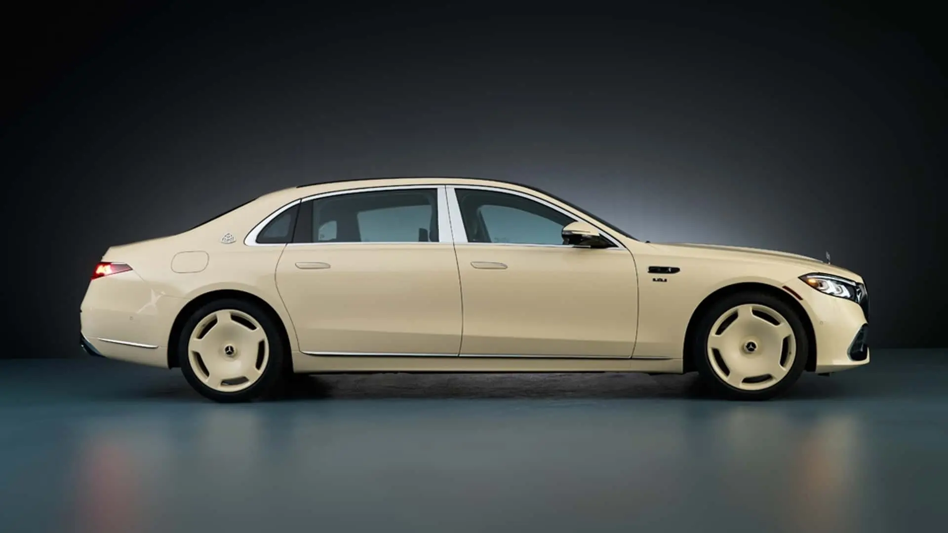 خودرو مرسدس میباخ (Mercedes-Maybach) با رنگ کرم در نمای جانبی