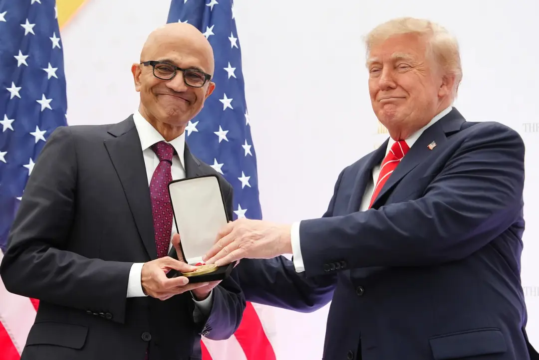 دونالد ترامپ (Donald Trump) در حال تقدیم مدال به مدیر مایکروسافت در مراسم رسمی