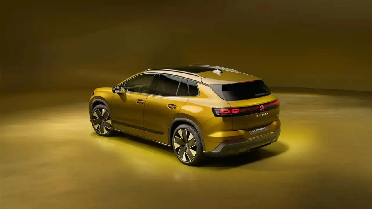 خودرو فولکس‌واگن ID. Tiguan (Volkswagen ID. Tiguan) با رنگ طلایی در استودیو